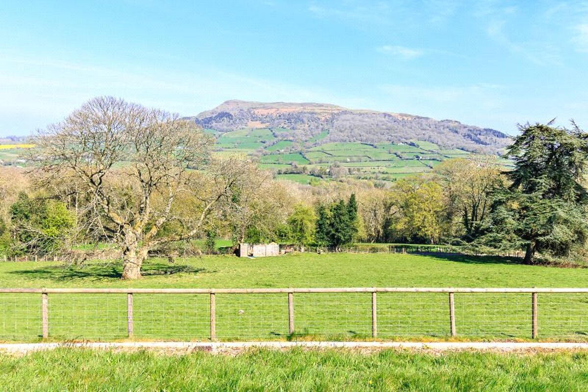 flat for sale in Pantygelli, Abergavenny, Monmouthshire, NP7