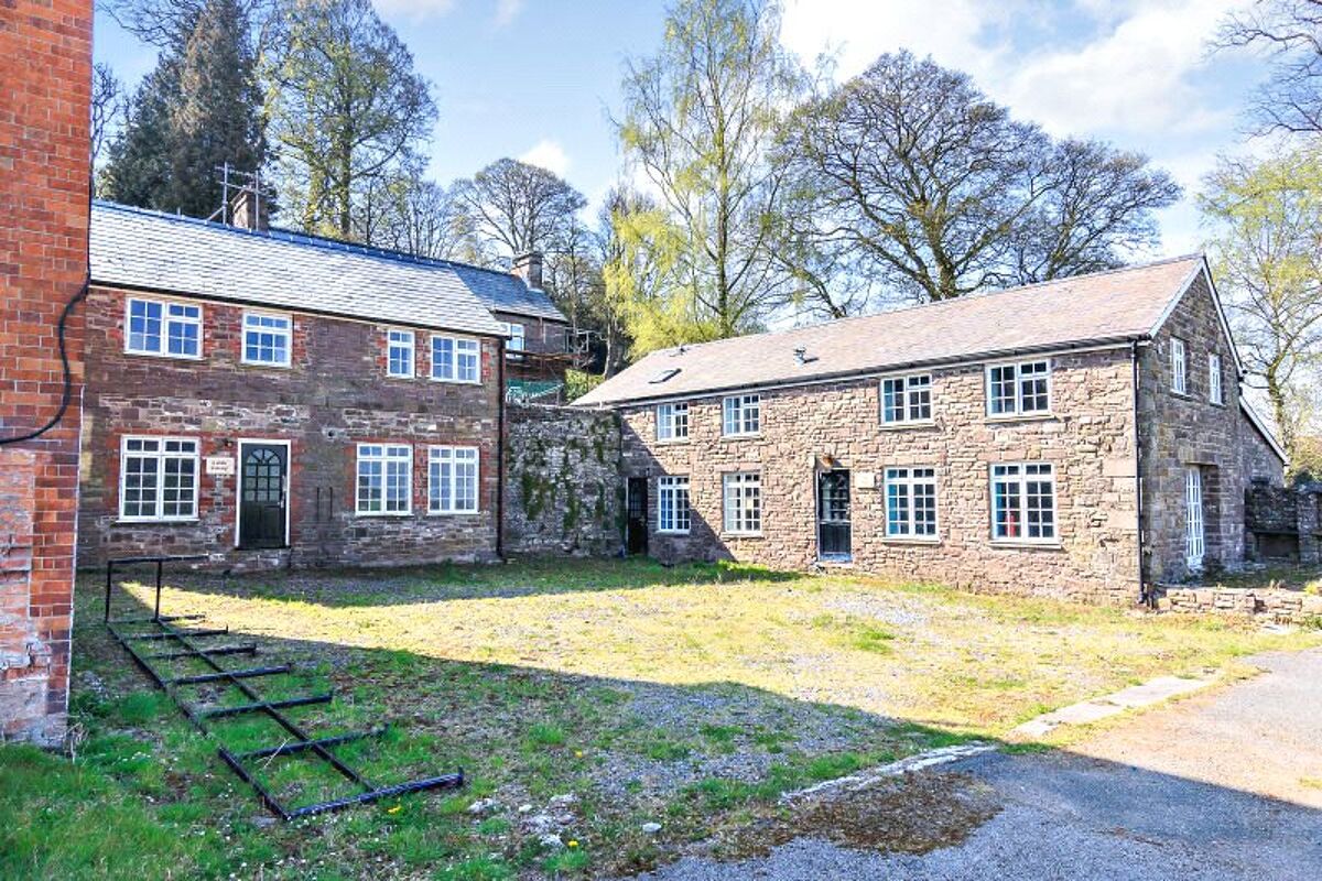 flat for sale in Pantygelli, Abergavenny, Monmouthshire, NP7