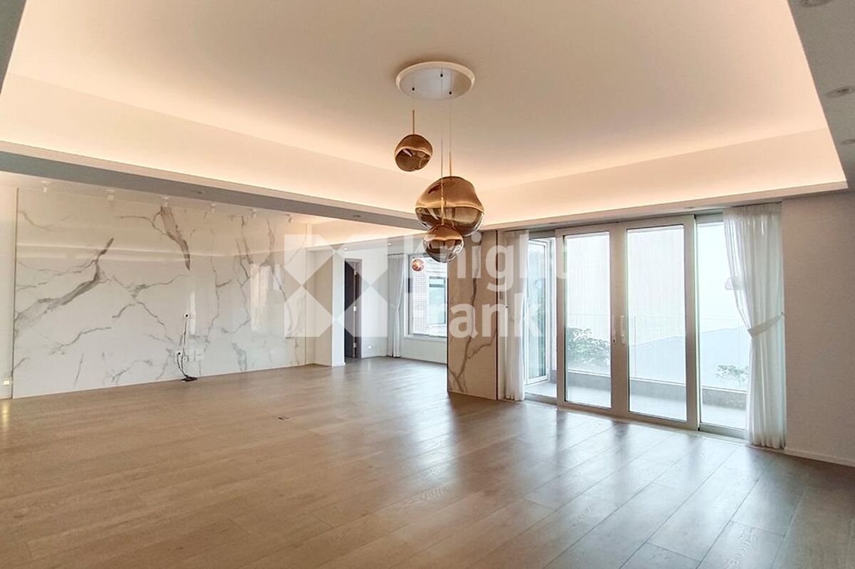 apartment for sale in Vivian Court, 1822 Mount Kellett Road, The Peak