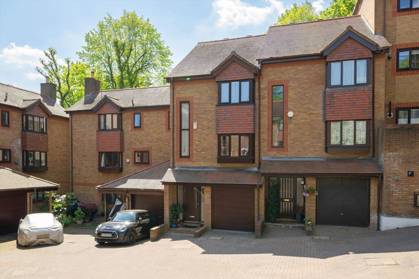 Image of Thornbury Square, London N6