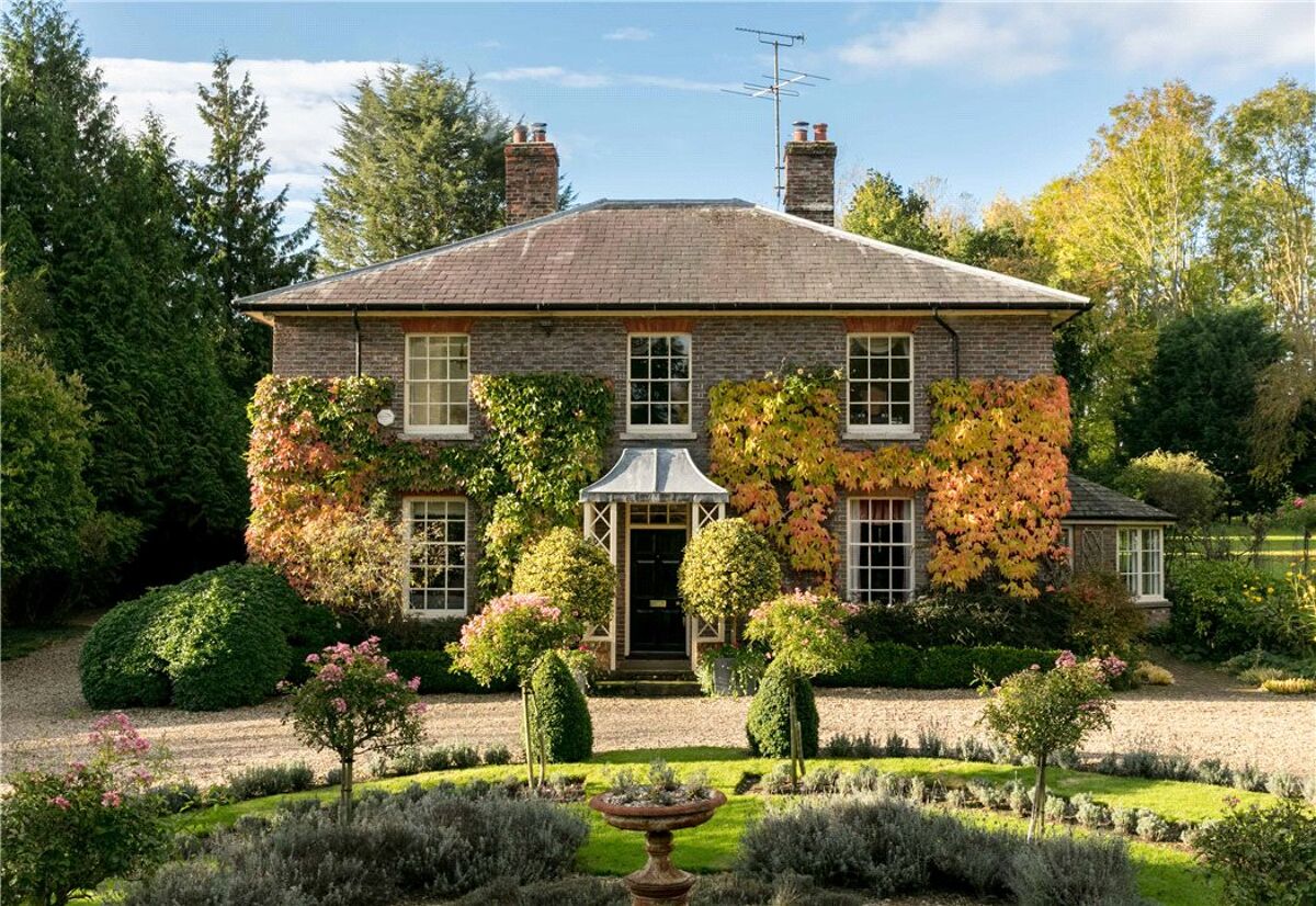 Английский дом картинки. Английские домики с садом каменный Джейн Остен. Дом Окуэллс в Беркшире. Английский коттедж. Красивые дома в английском стиле.