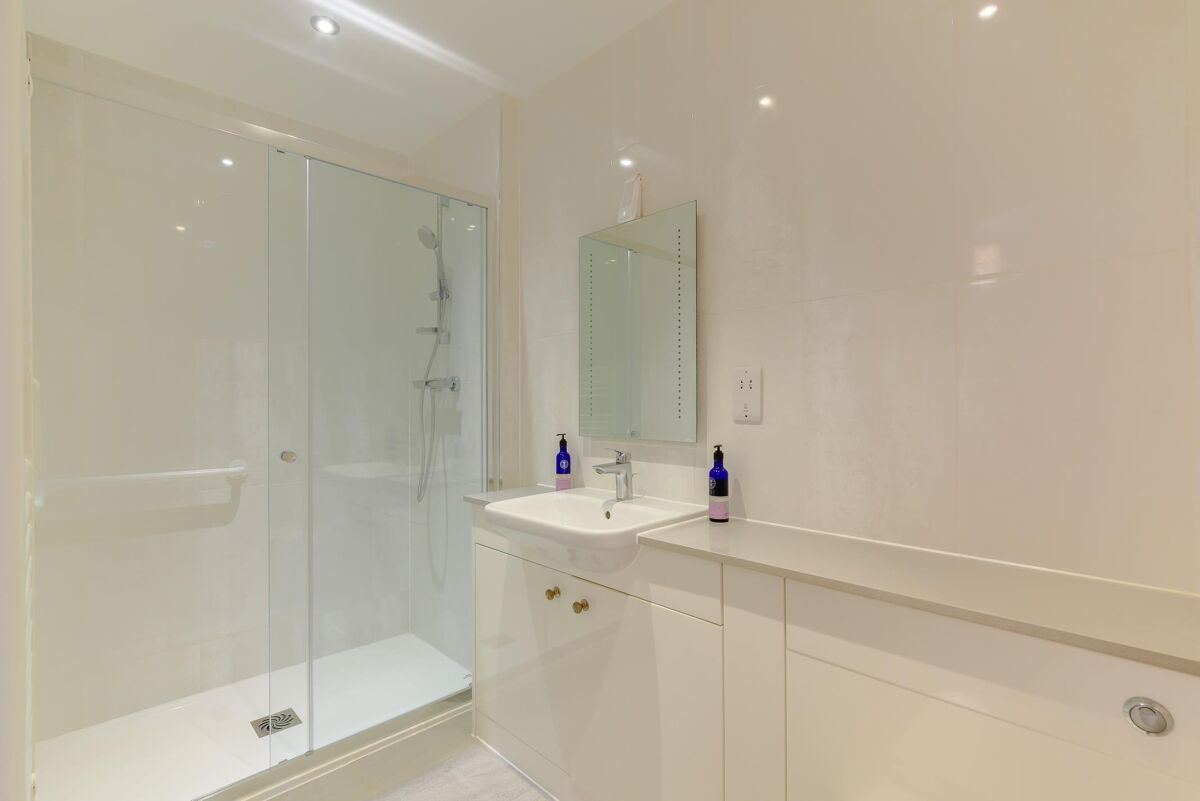 flat for sale in Bridge Park, Twyford, Reading, Berkshire, RG10