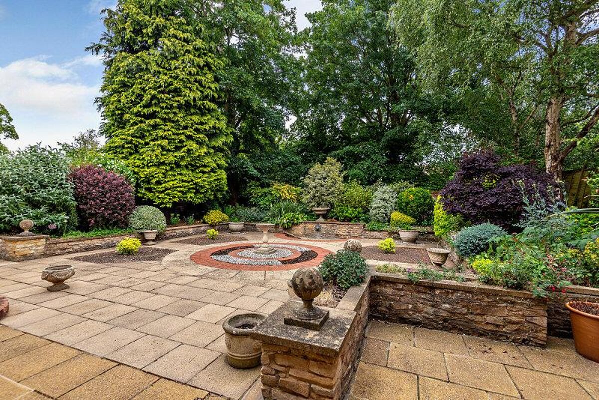 house for sale in Leicester Close, HenleyonThames, Oxfordshire, RG9 HOT012091619 Knight Frank