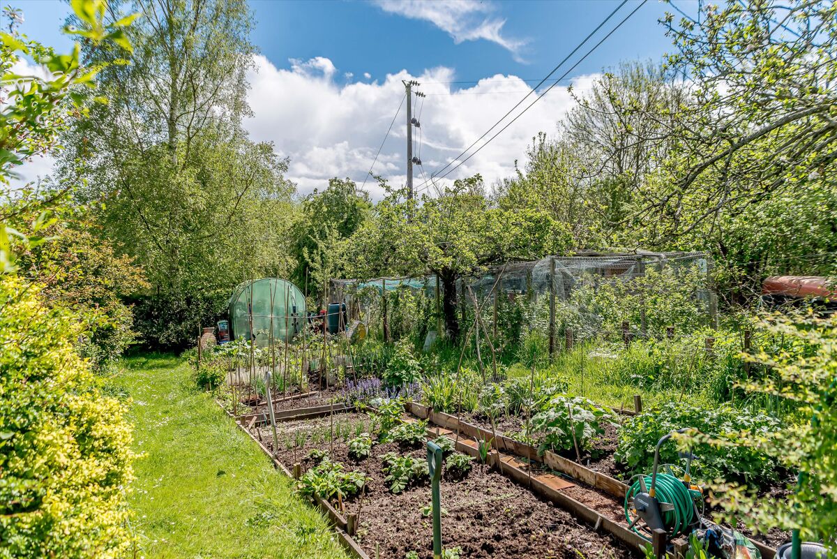 house for sale in Reading Road, Lower Basildon, Reading, Berkshire, RG8 HOT012111237 Knight