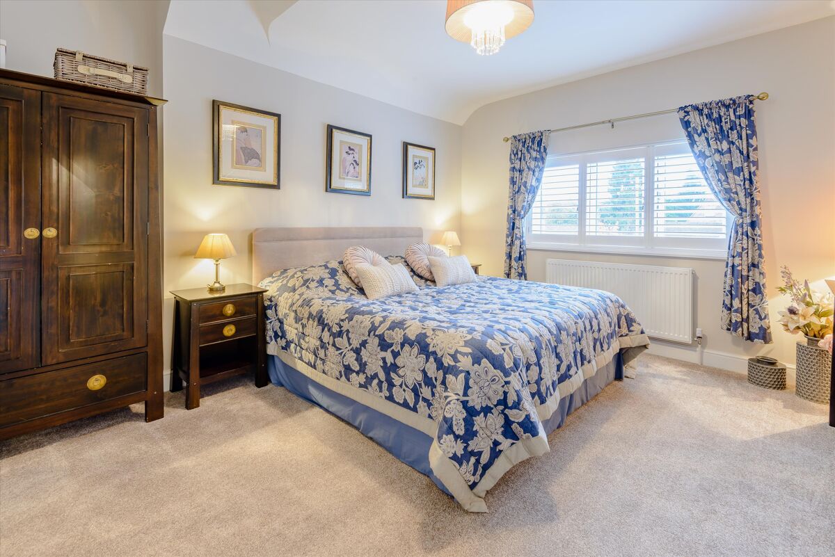 house for sale in Chiltern Road, Peppard Common, HenleyonThames