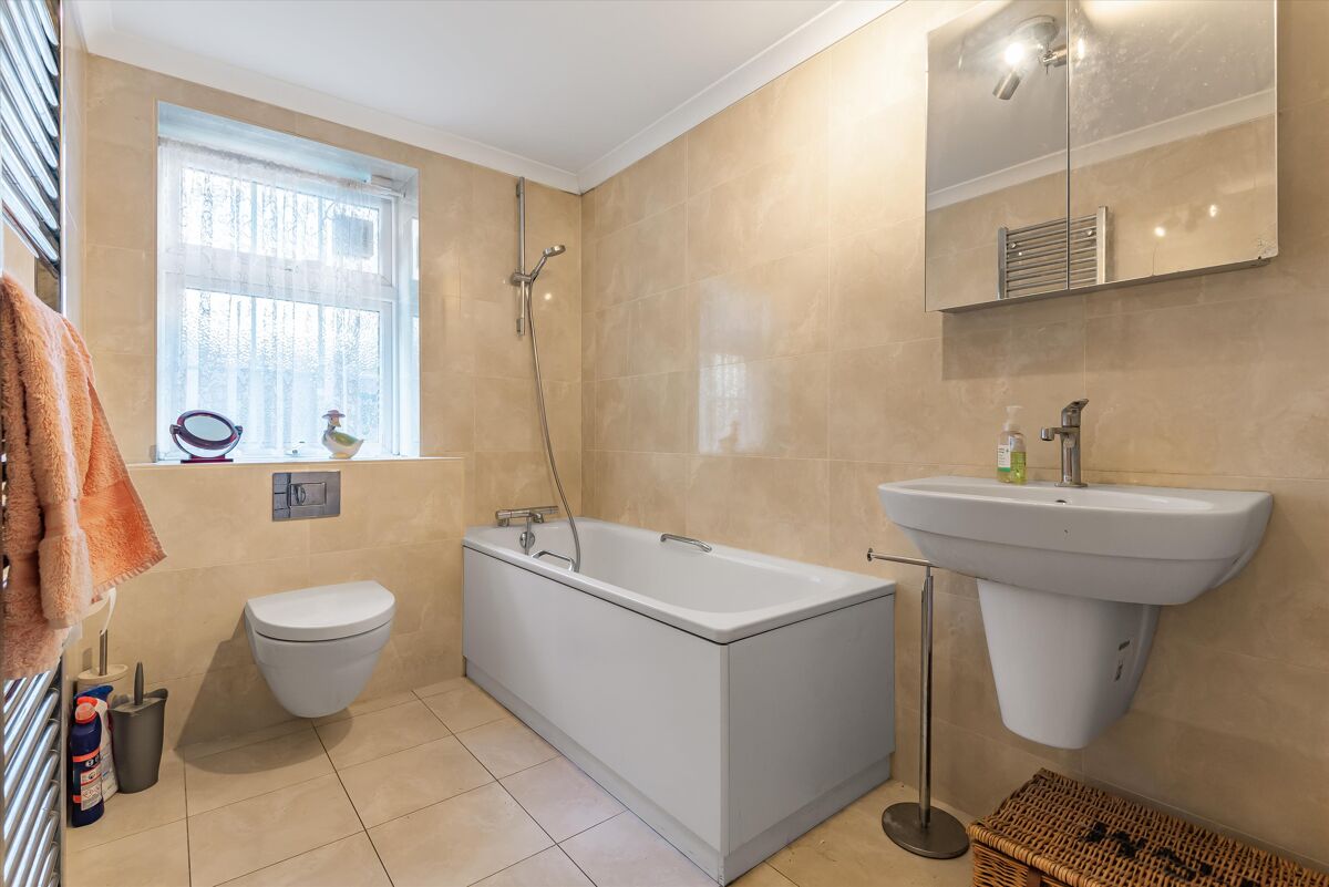 flat for sale in Phyllis Court Drive, HenleyonThames, Oxfordshire