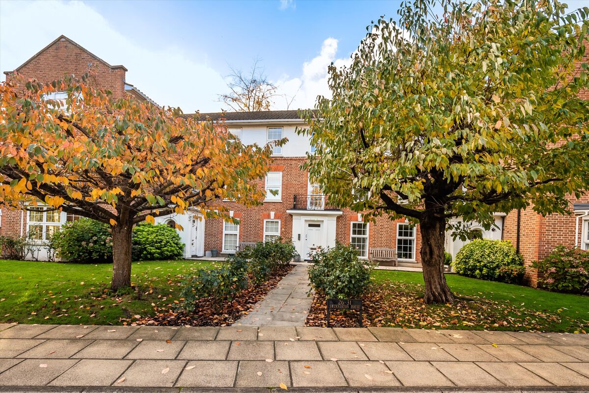 flat for sale in Phyllis Court Drive, HenleyonThames, Oxfordshire