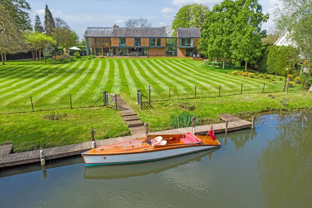 Image of Loddon Drive, Wargrave, Berkshire, RG10.