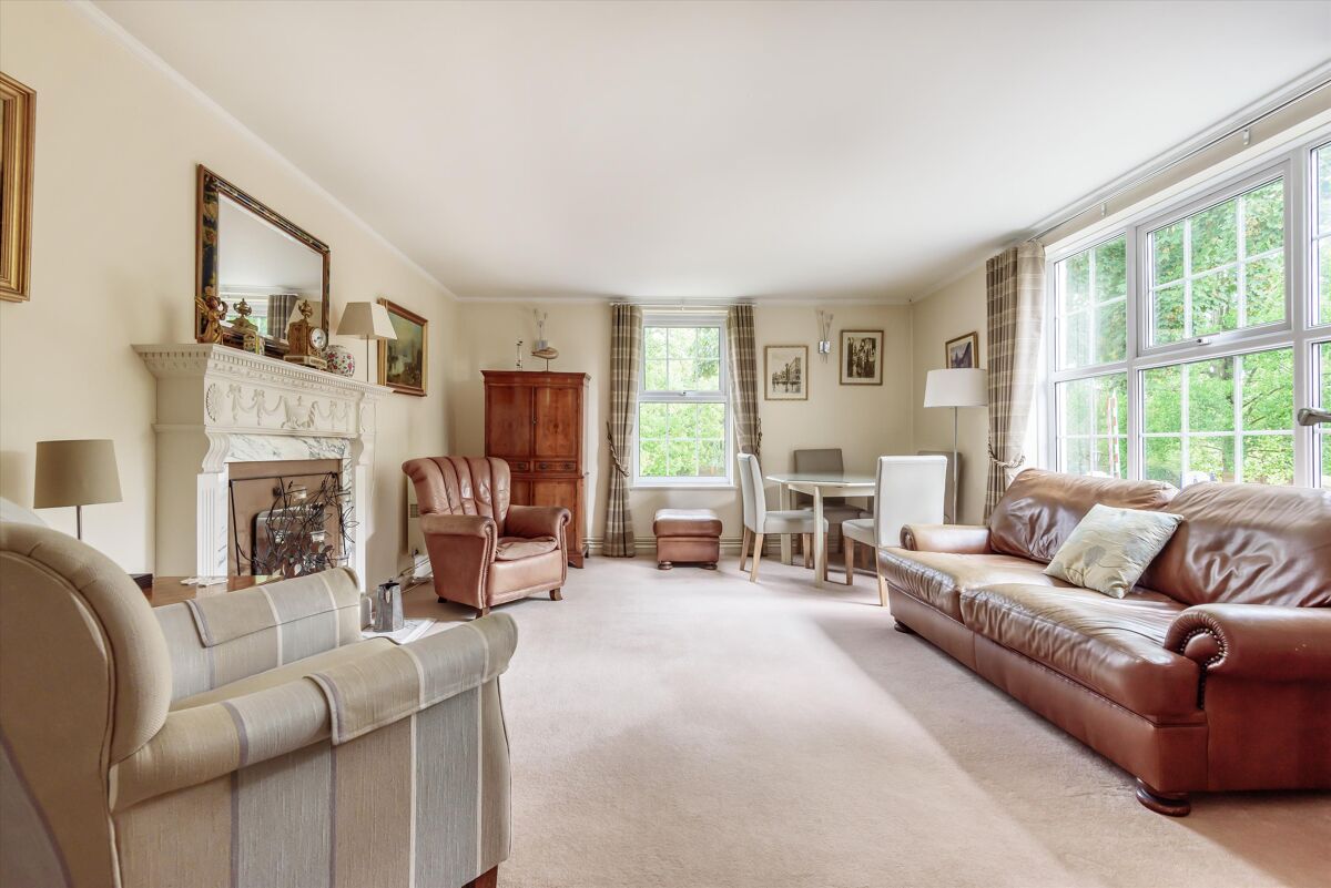 Flat For Sale In Phyllis Court Drive, Henley-on-thames, Oxfordshire 