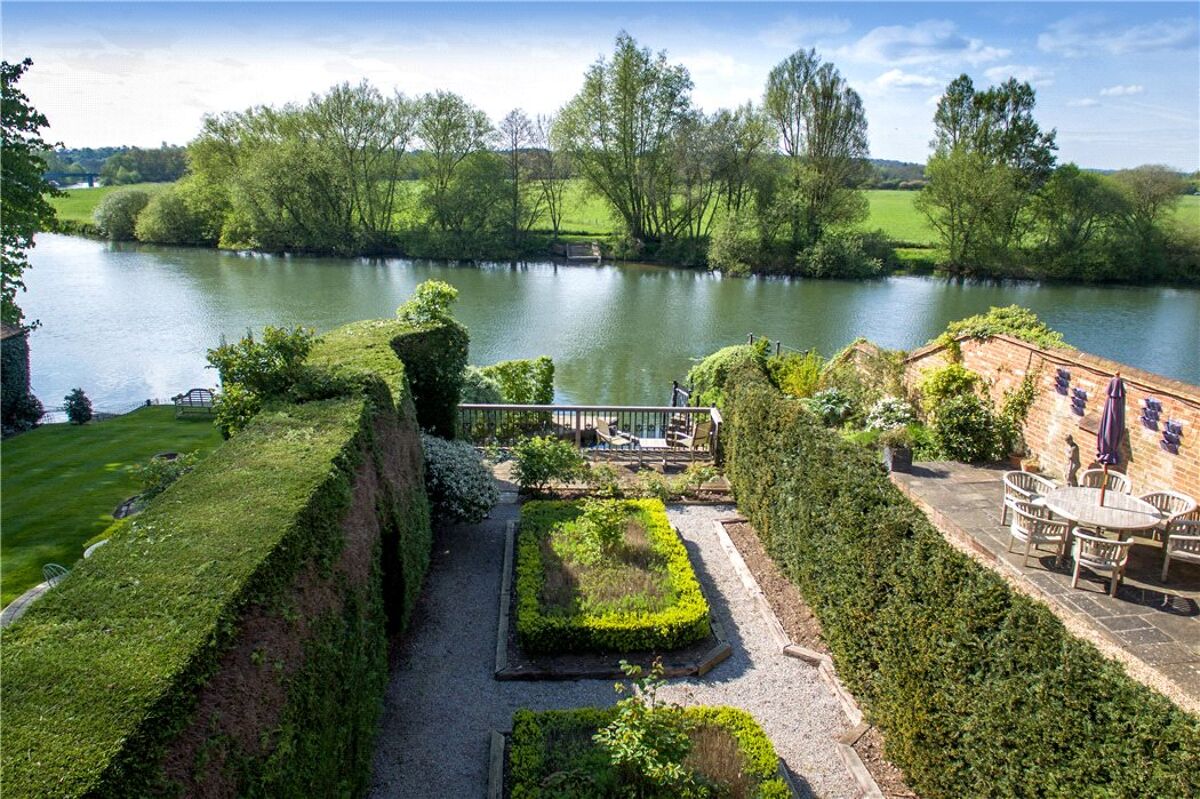 house for sale in High Street, Wargrave, Reading, Berkshire, RG10