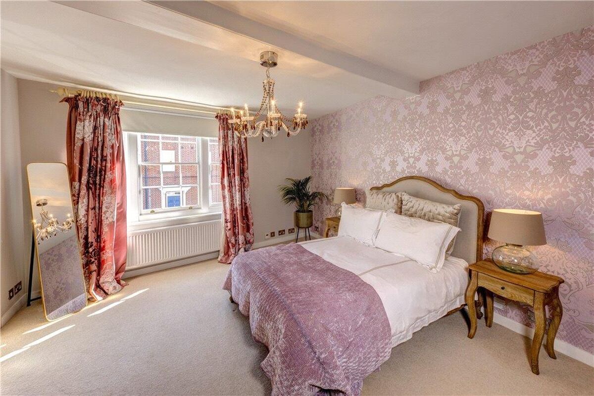 house for sale in Bell Street, HenleyonThames, RG9 HOT190013