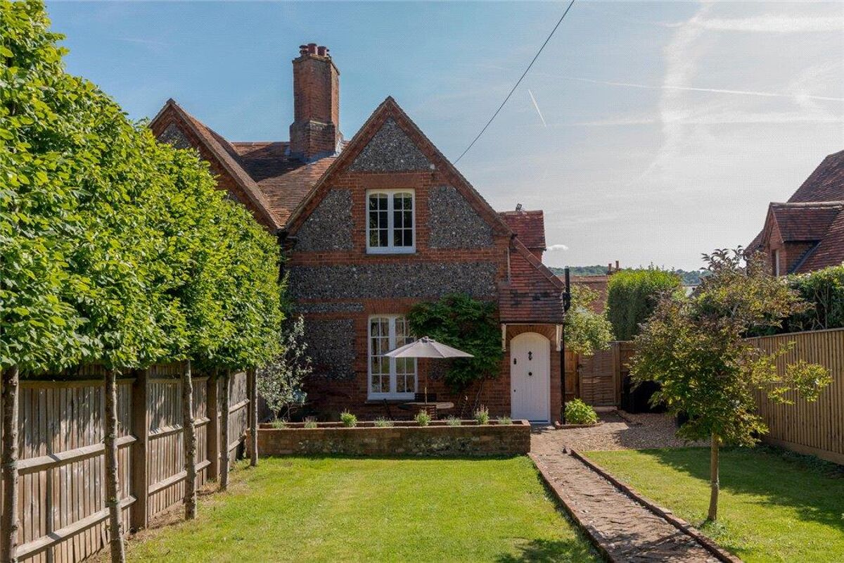 house for sale in Hop Gardens, HenleyonThames, RG9 HOT190184