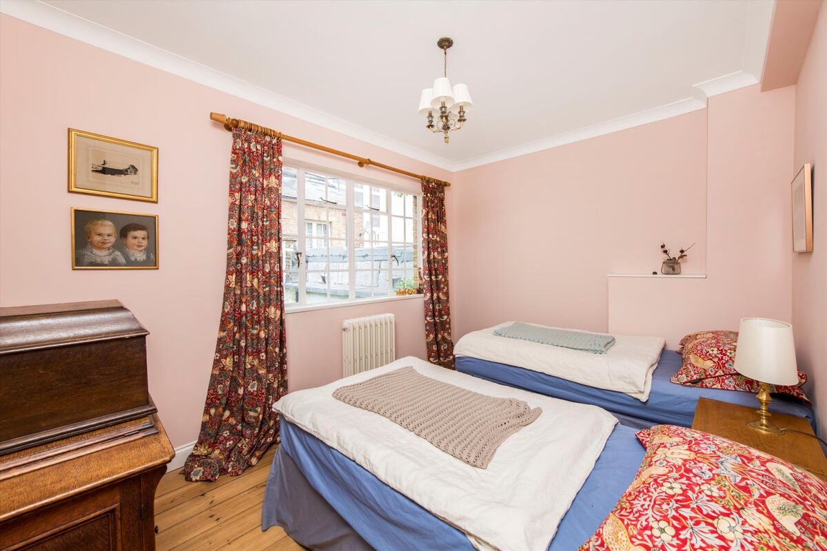 house for sale in Hyde Park Gardens Mews, Hyde Park, London, W2