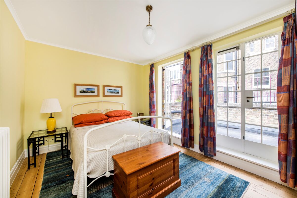 house for sale in Hyde Park Gardens Mews, Hyde Park, London, W2