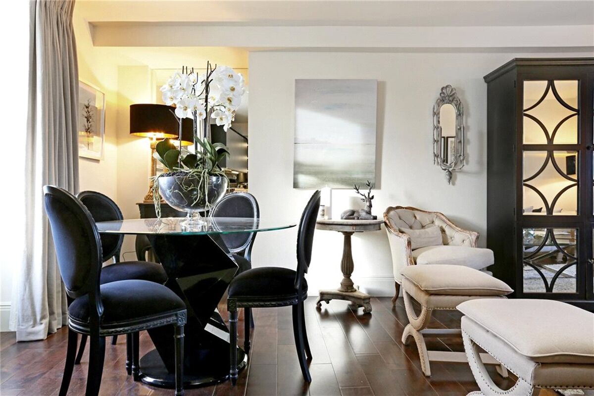 flat for sale in Chesterfield House, Chesterfield Gardens, Mayfair