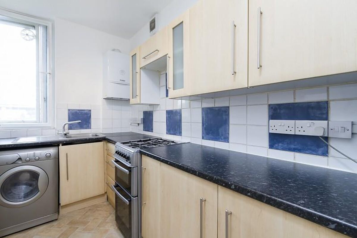 flat to rent in Gloucester Terrace, Bayswater, London, W2