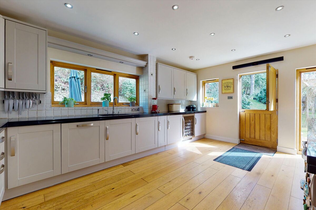 house for sale in Midhurst Road, Haslemere, Surrey, GU27 - HSM012116775 ...