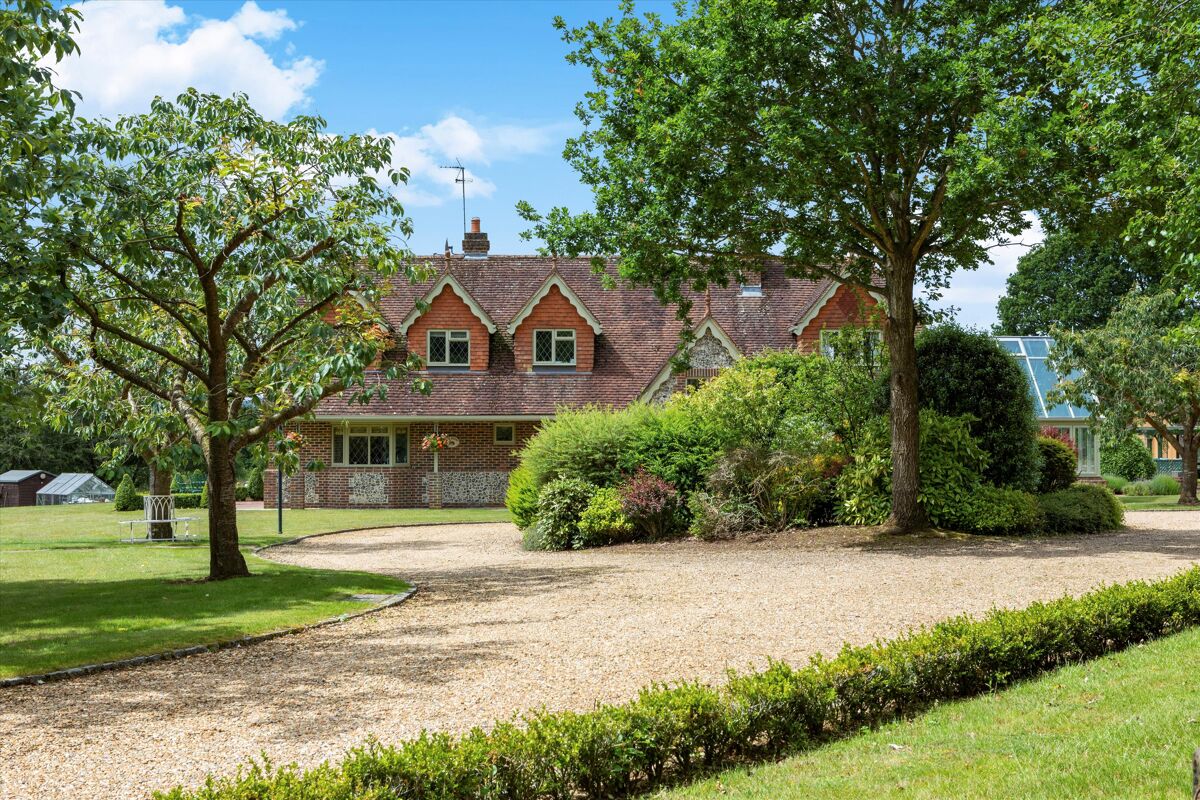 house for sale in Midhurst Road, Petersfield, Hampshire, GU31