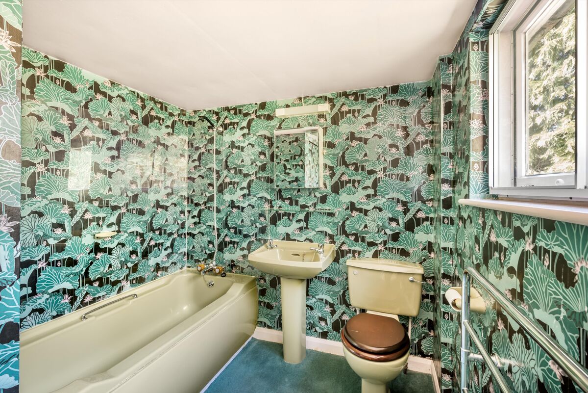 house for sale in Liphook, West Sussex, GU30 HSM012184697