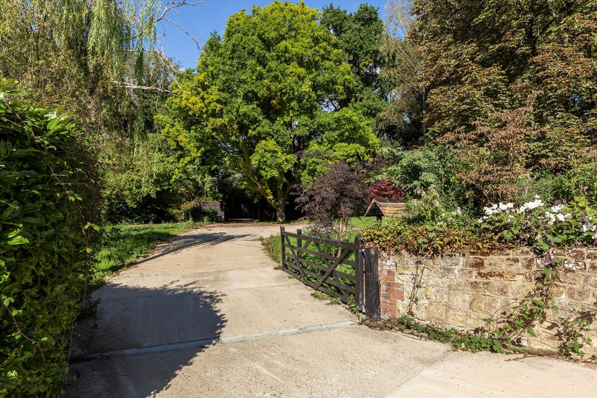 house for sale in Shillinglee Road, Chiddingfold, Surrey, GU8