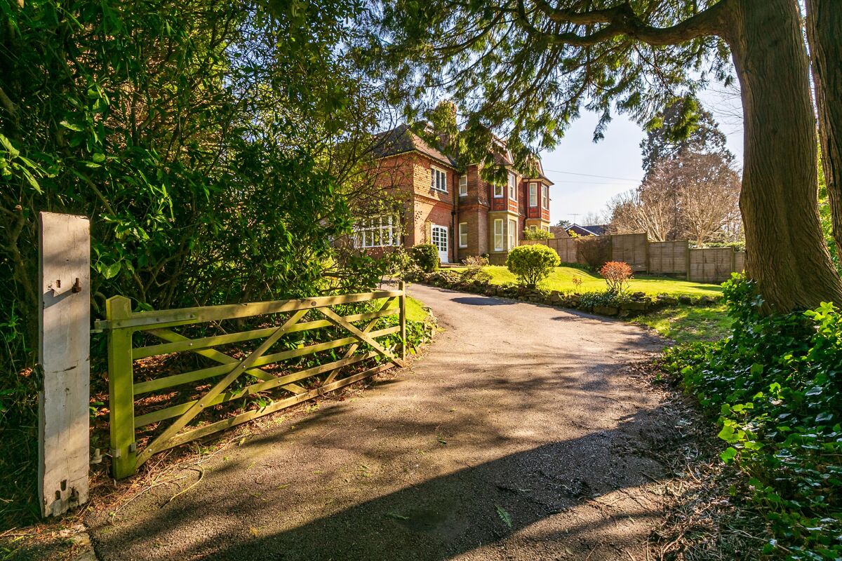 house for sale in Grayswood Road, Haslemere, Surrey, GU27 HSM140116