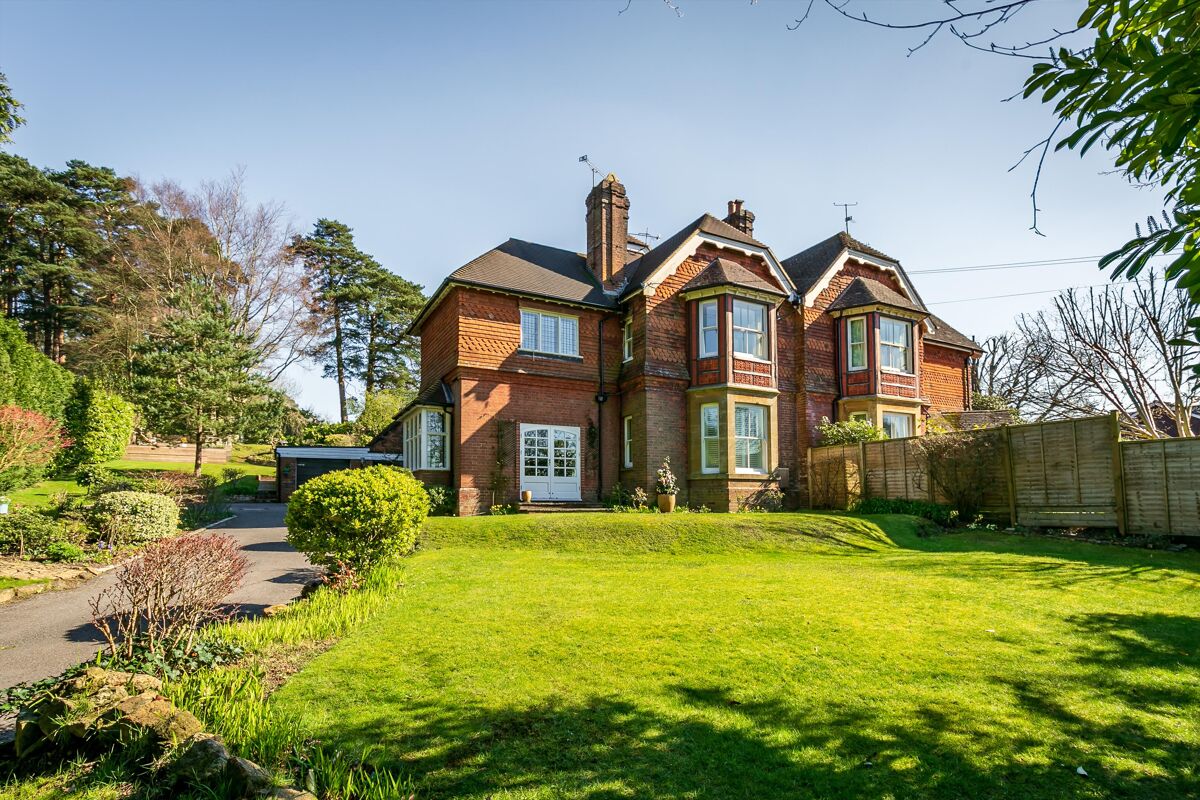 house for sale in Grayswood Road, Haslemere, Surrey, GU27 HSM140116