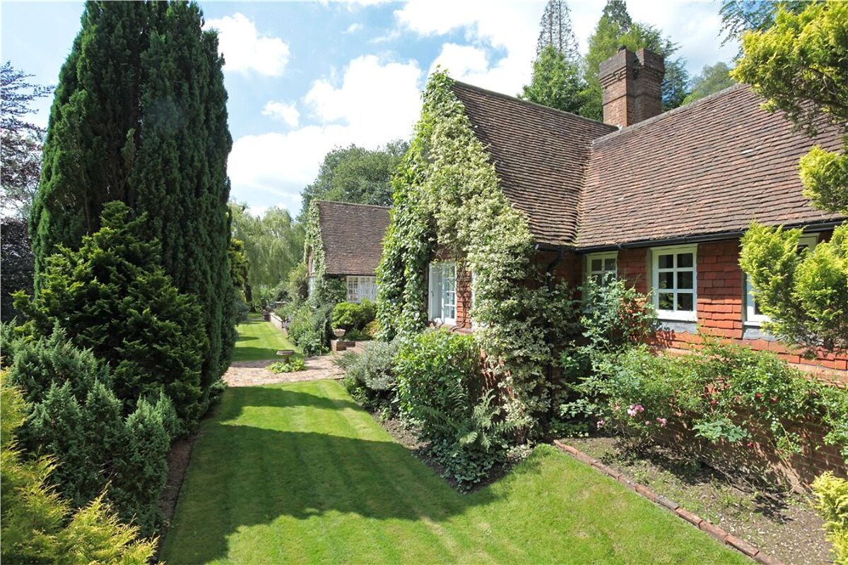 house for sale in Hindhead Road, Haslemere, Surrey, GU27 HSM160106