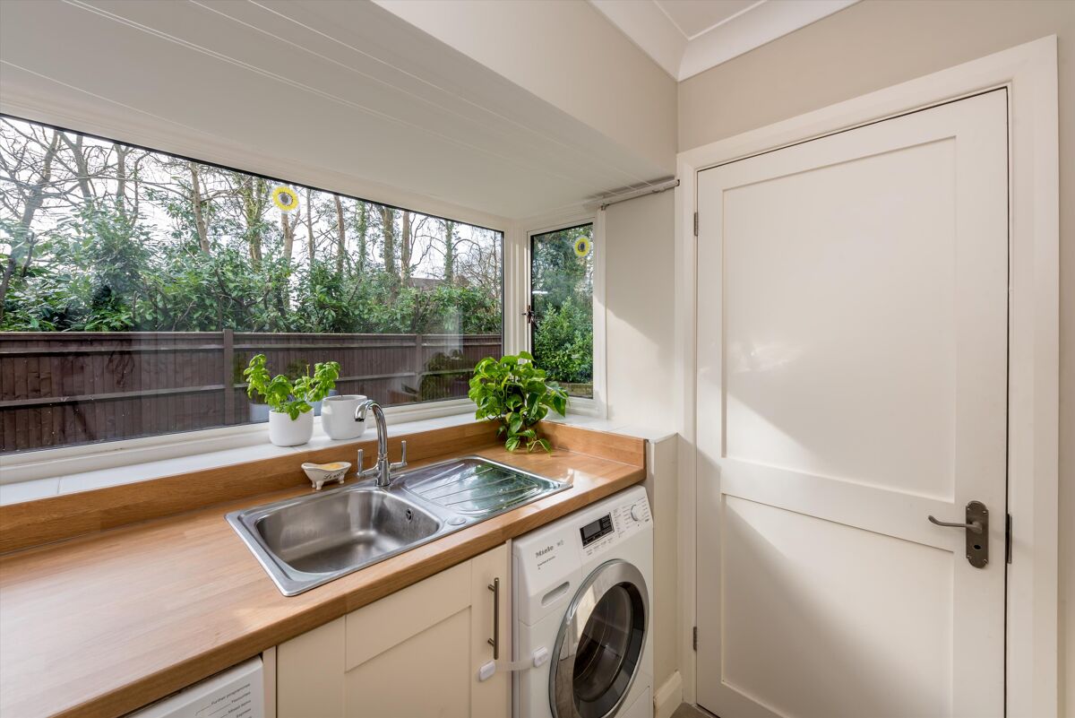 house for sale in Meadway, Haslemere, Surrey, GU27 HSM180208 Knight