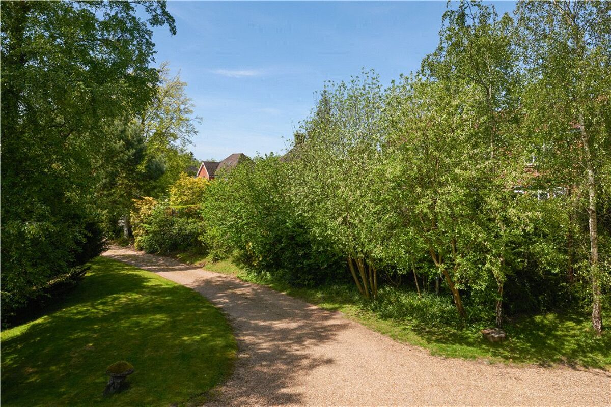 house for sale in Pine View Close, Haslemere, Surrey, GU27 HSM190065