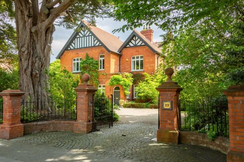 Picture of 5 bedroom house for sale.