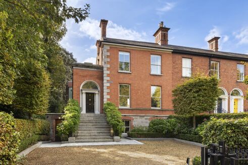 Picture of 4 bedroom house for sale.