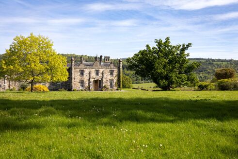 Picture of 10 bedroom house for sale.