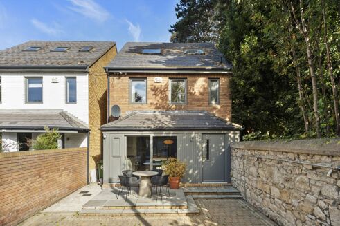 Picture of 3 bedroom mews for sale.