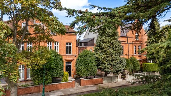 Picture of 10 bedroom house for sale.