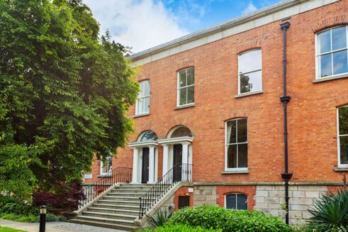 Picture of 3 bedroom apartment for sale.