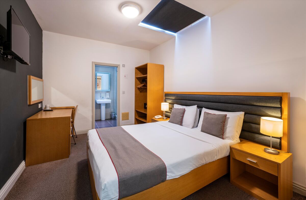 Opportunity to acquire freehold hotel free of branding and management