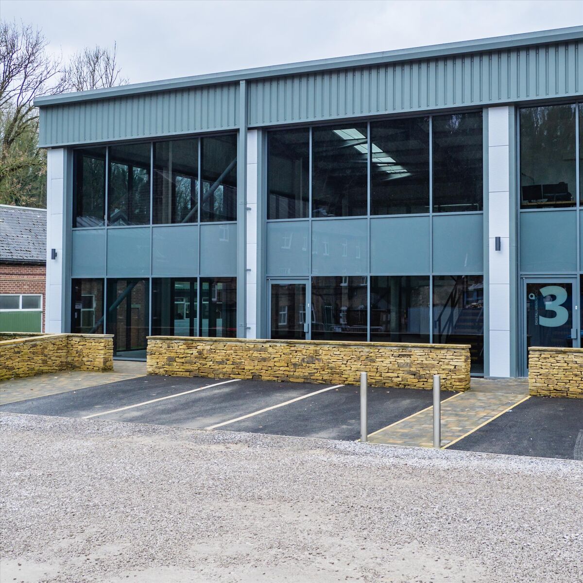 3,400 SQFT BUSINESS UNIT TO RENT AT FEARNEHOUGH BUILDING, RIVERSIDE BUSINESS PARK, BUXTON ROAD, BAKEWELL, DERBYSHIRE, DE45 1GS