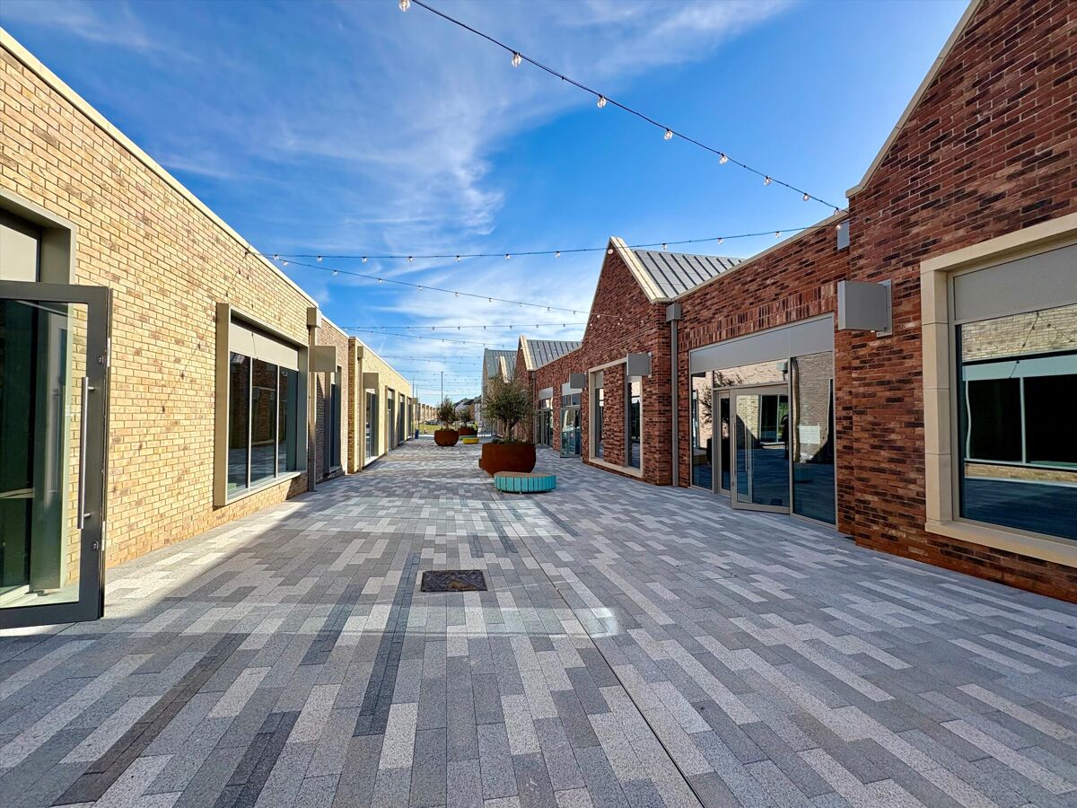 New mixed use urban centre offering retail and leisure units - last unit now remaining, Unit E5 at 1,420 sq. ft - AVAILABLE NOW