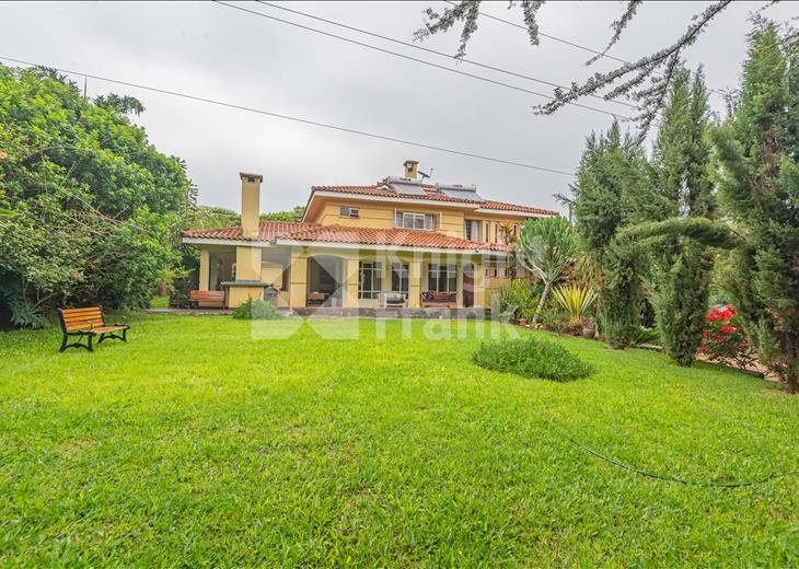 Picture of 5 bedroom house for sale.