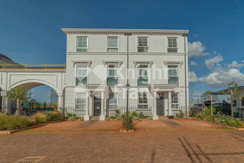 Picture of 3-4 bedroom townhouse for sale.