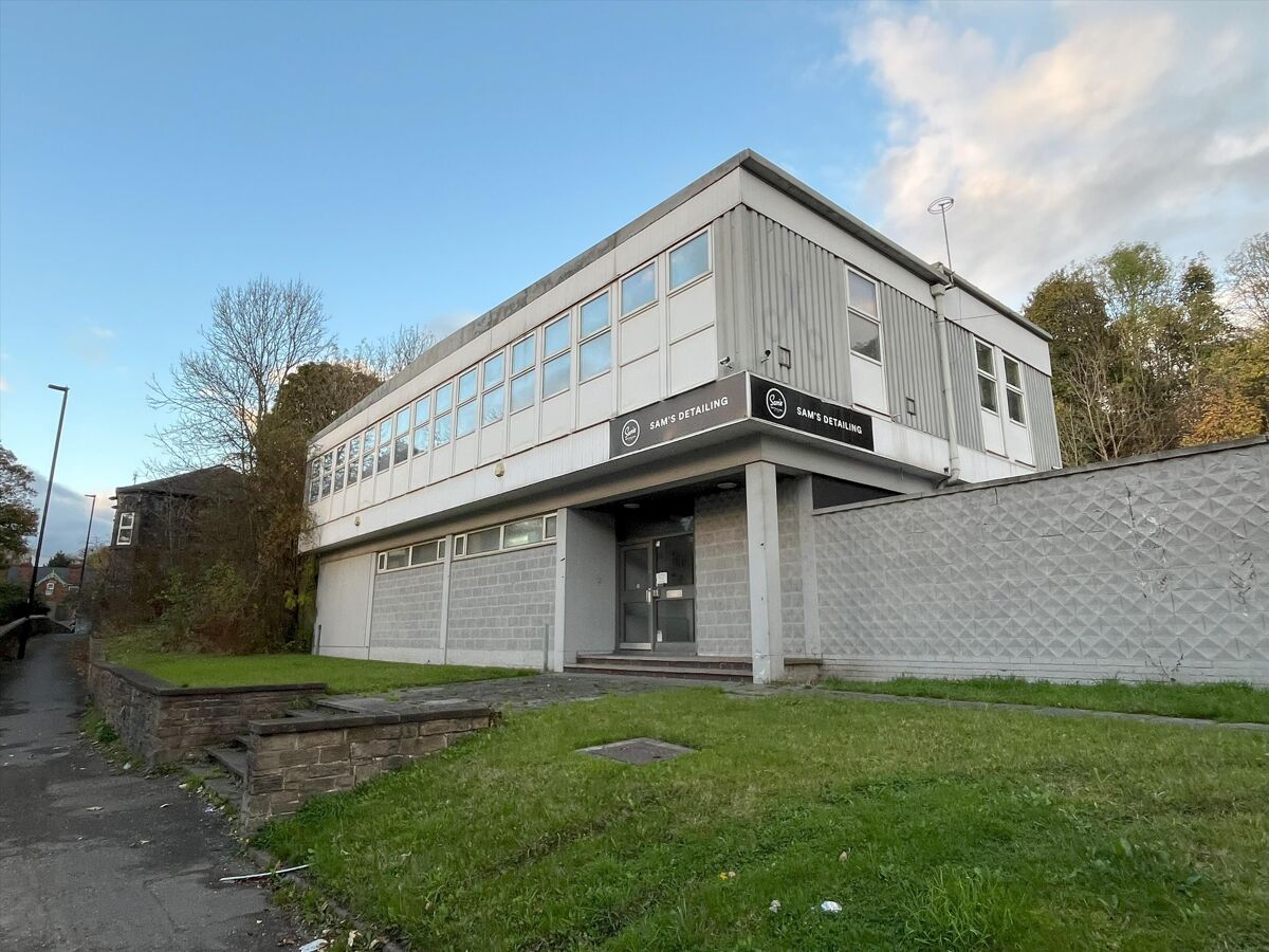 Modern detached hybrid industrial / office unit with immediate access to Junction 34 M1