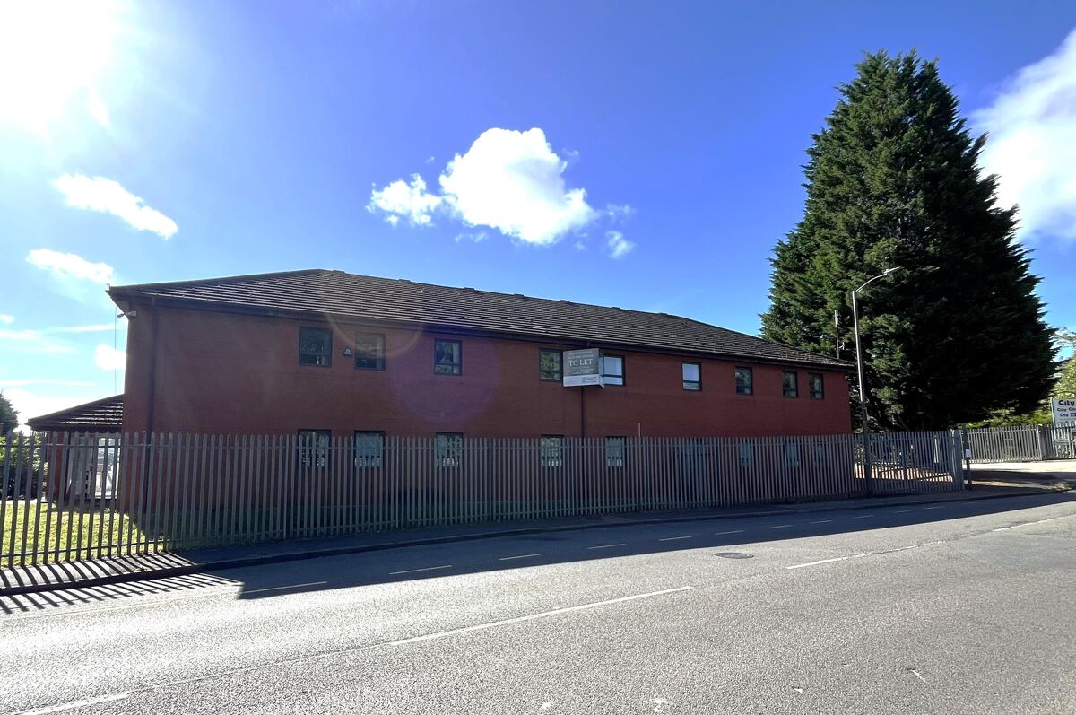 Modern first floor office accommodation with Good Links to Junction 31 of the M1.
