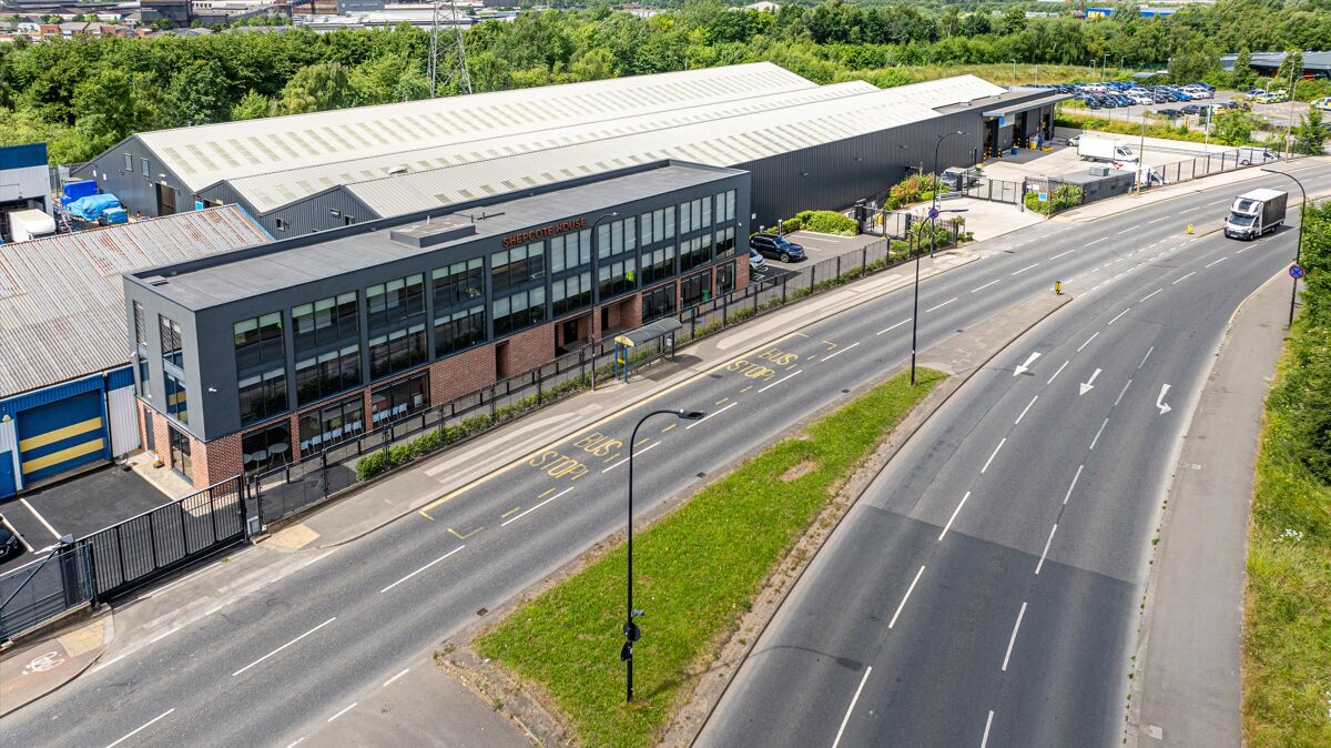 Extensively refurbished industrial and warehouse to rent in Sheffield with fitted office accommodation. Ideally located with immediate access to J34 M1.