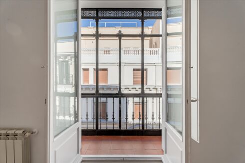 Picture of 1 bedroom apartment for sale.