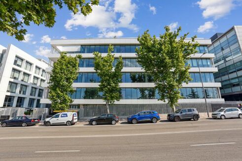 Picture of 3,539 sqm Office for rent.