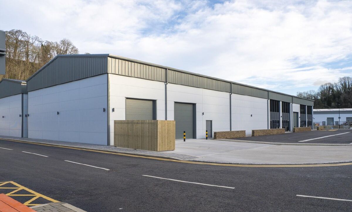 Brand-new high-quality trade / warehouse / retail / work space
Situated at the Heart of the Peak District
Under Construction - Available Q4 2024