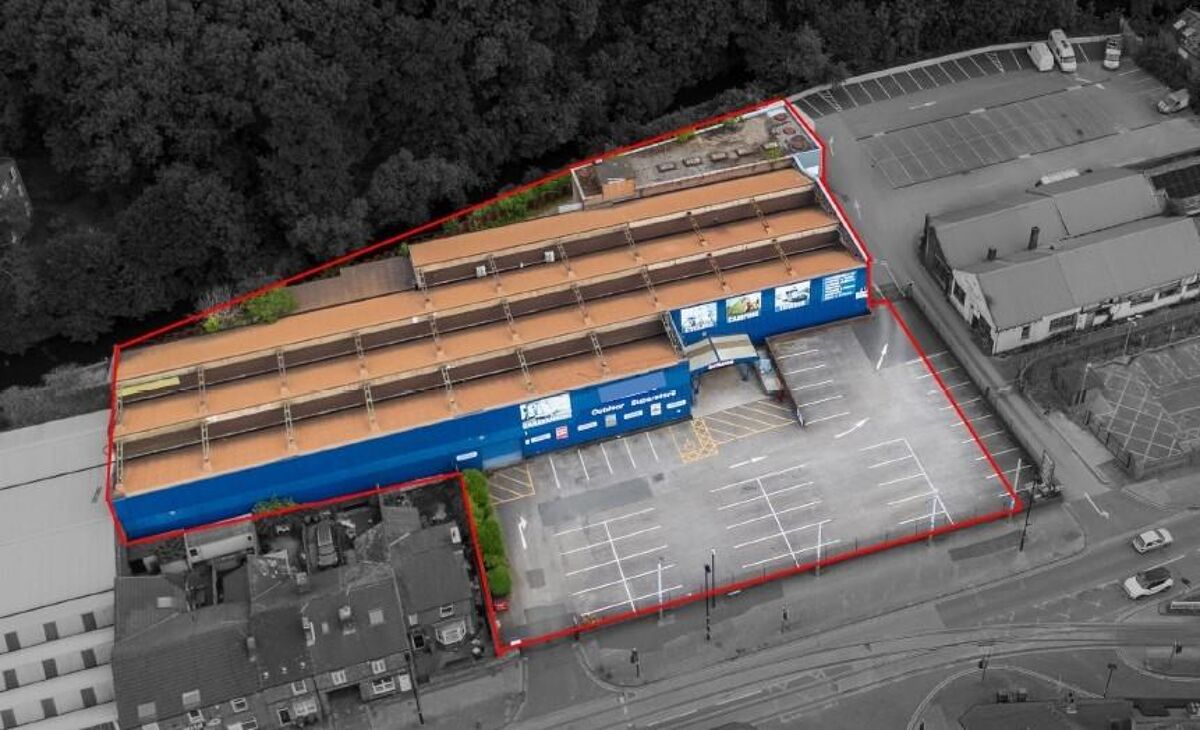 Prominent Retail Warehouse / Showroom / Industrial Unit – suitable for a range of uses (subject to planning)