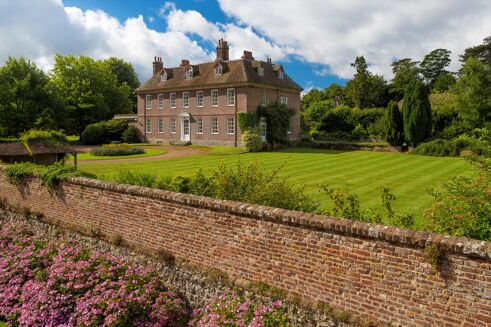Picture of 9 bedroom house for rent.