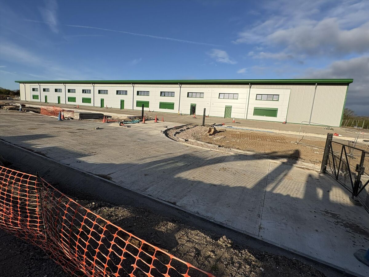 New Industrial / Warehouse Development, Ideally located with access from J3 M18. Now on site - PC Q4 2026
Units are designed with flexibility and can accommodate requirements of 5,440 – 49,940 sq ft.