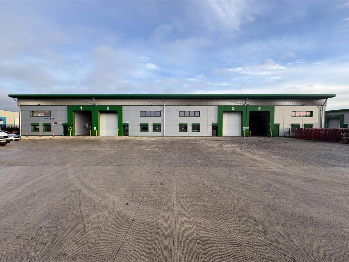 High Quality Industrial / Warehouse Unit with fitted offices, lighting to the warehouse and large yard. Ideally located close to J31 M1